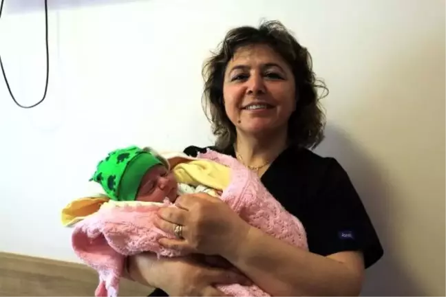 Ayşe Ebe, 35 Yılda 5 Bin Bebeğin Doğumunu Gerçekleştirdi