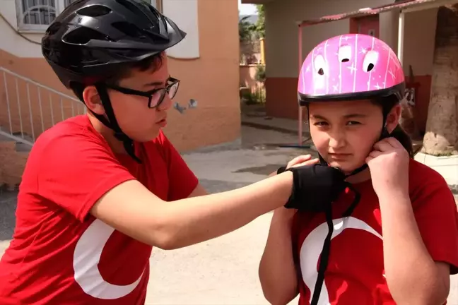 Öğrenciler Kazalara Dikkati Çekmek İçin Pedal Çevirdi