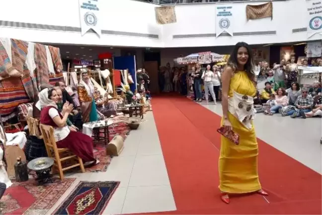 Marmaris'te Ev Kadınları, El İşi Ürünlerini Defile ile Sergiledi