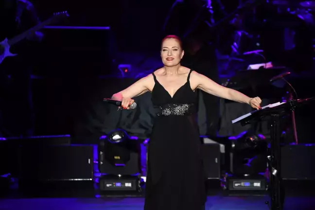 Candan Erçetin Sesi Ve Danslarıyla Yine Büyüledi