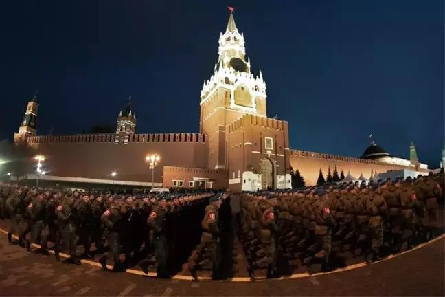 Rus Ordusu Gece Yarısı Kızıl Meydan'da Prova Yaptı