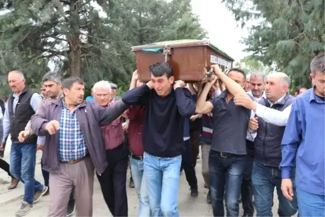 Kalasların Altında Ölen Uğur'u, Babası Son Yolculuğunda Sırtında Taşıdı