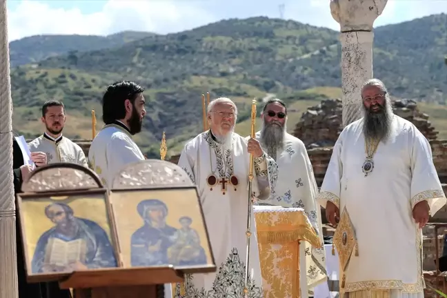 Patrik Bartholomeos İzmir'de Ayin Yönetti