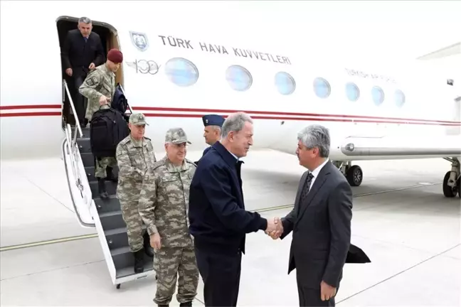 Bakan Akar ve Komutanlar Sınır Hattında