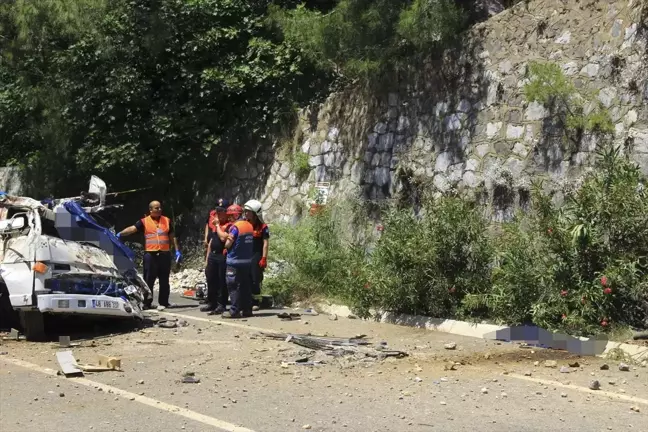 Muğla'da Çekici Uçuruma Yuvarlandı: 2 Ölü, 1 Yaralı