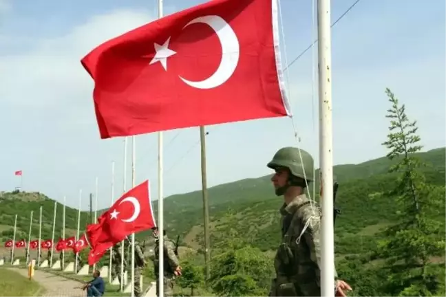 Bingöl'de PKK'lıların şehit ettiği 33 er anıldı