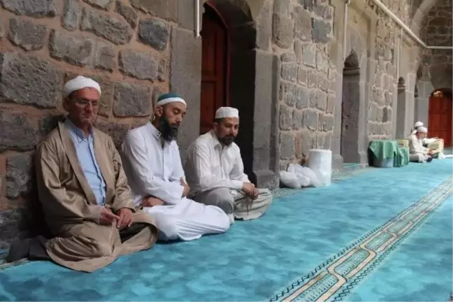 Kayseri'de 223 camide 'itikaf' ibadeti başladı
