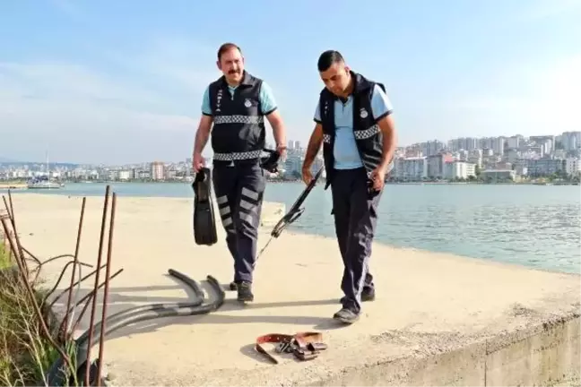 Koluna saplanan zıpkını bıçağıyla çıkardı