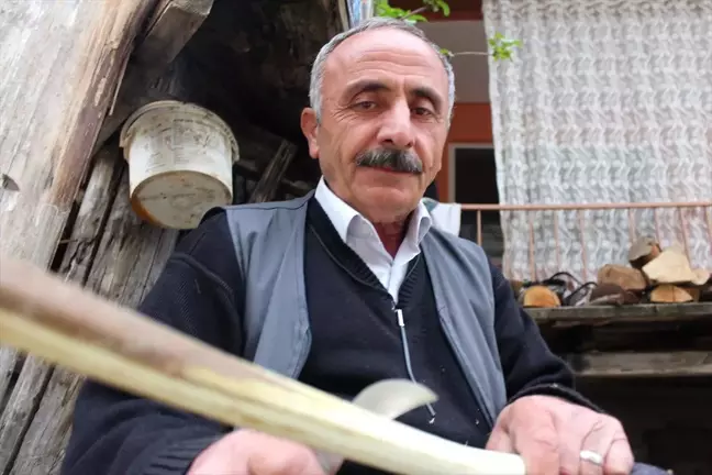 Baston yapıp ihtiyaç sahiplerine hediye ediyor