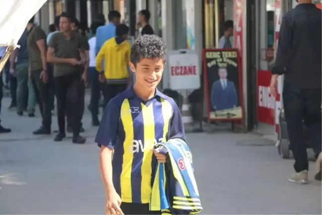 Takımının kampanyasına destek için formalarını sattı