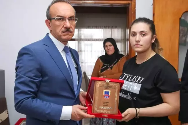 Vali Yavuz, şehit ailesine 'Şehadet Belgesi'ni takdim etti