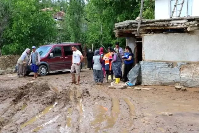 Afyonkarahisar'da sağanak; 250'den fazla evde ev ve iş yerini su bastı (2)