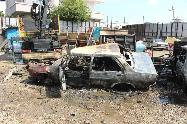 Adana'da iki hurda otomobil yandı