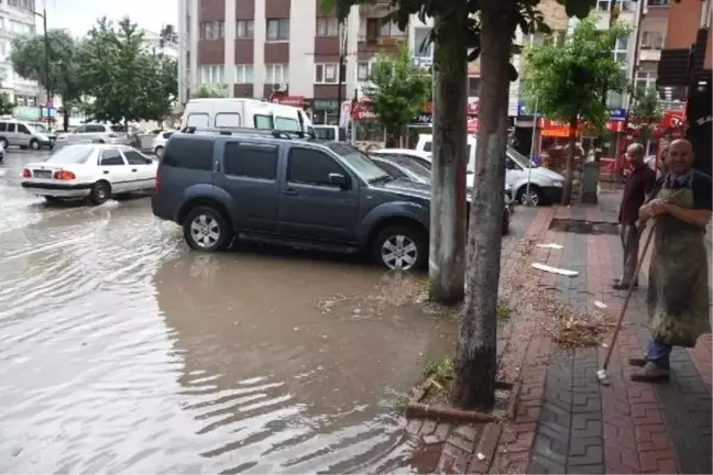 Sivas'ta sağanak, cadde ve sokakları göle çevirdi