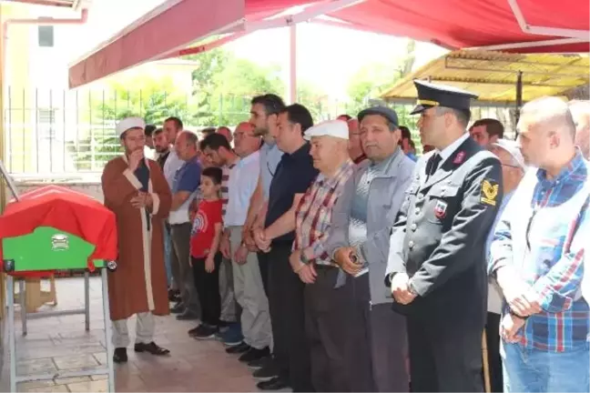 Kazan dairesinde ölü bulunan yüzbaşı toprağa verildi