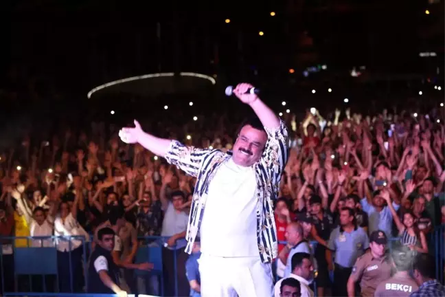 Hatay'ın İskenderun ilçesinde vatandaşlar kurtuluş günü konserinde coştular