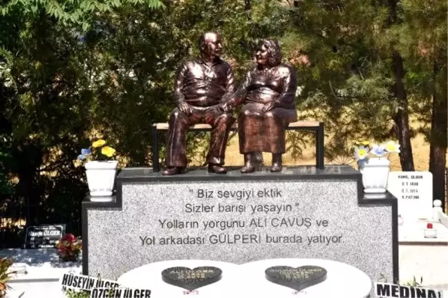 Peş peşe ölen, yan yana gömülen çiftin mezarlarının başına heykelleri dikildi