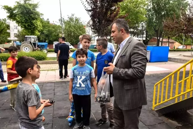 Başkan Çatal'dan, park oynayan çocuklara sürpriz