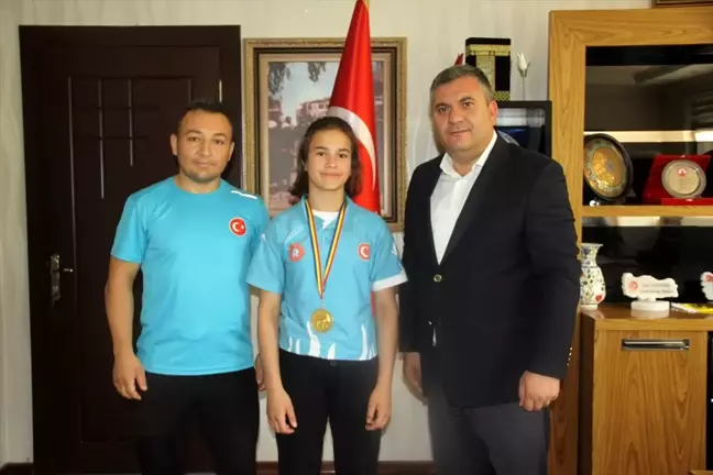Madalyasını Başkan Demirbaş'a getirdi