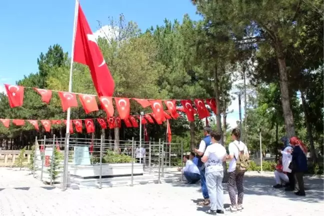 Ömer Halisdemir'in mezarı, ziyaretçi akınına uğruyor