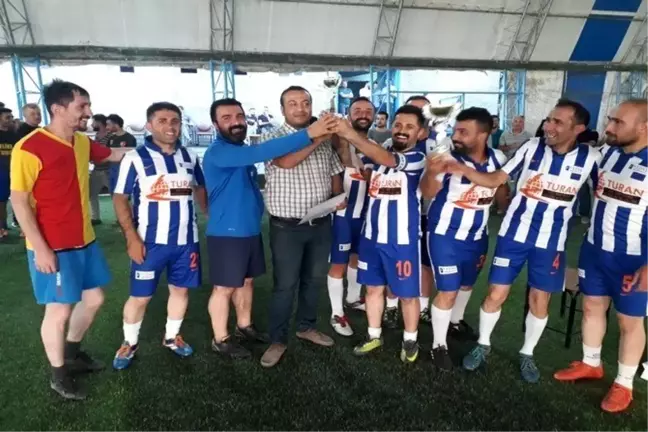 Hakkari'de kurumlar arası halı saha futbol turnuvası
