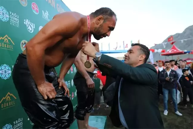 Gökbel'de başpehlivan Ali Gürbüz oldu