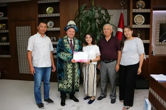 Kazak öğrencilerden Rektör Ünal'a teşekkür ziyareti