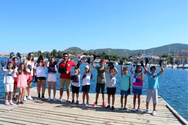 Foça'da öğrenciler sporla çevre temizliği yaptı
