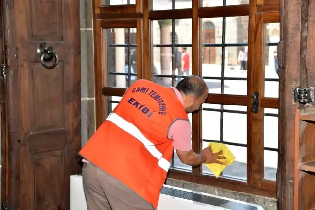 Diyarbakır'daki ibadethanelerde temizlik çalışmalarına başlandı