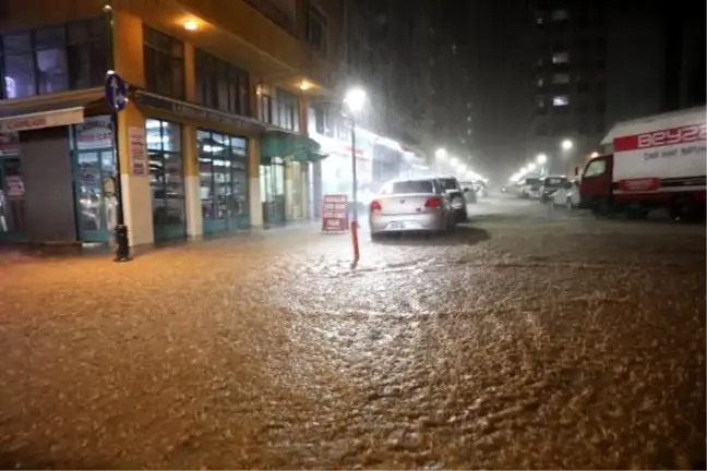 Rize'de sağanak etkili oldu, caddeler göle döndü