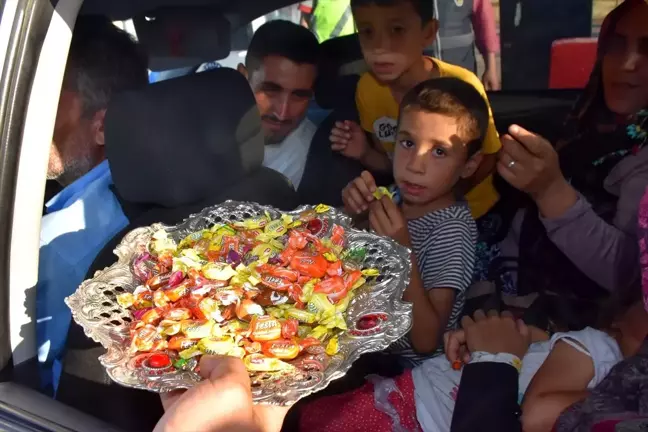Vali Pekmez'den sürücülere şeker ve kolonya