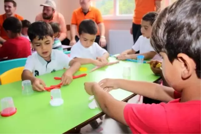 Anne babalar bahçede çocuklar okulda