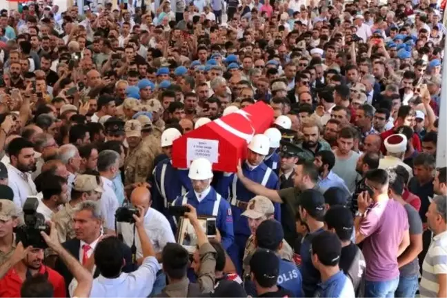 Şehit Uzman Çavuş'u, Adıyaman'da binlerce kişi uğurladı