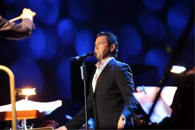 Ünlü tenor Mario Frangoulis, Çeşme'de müzik şöleni yaşattı