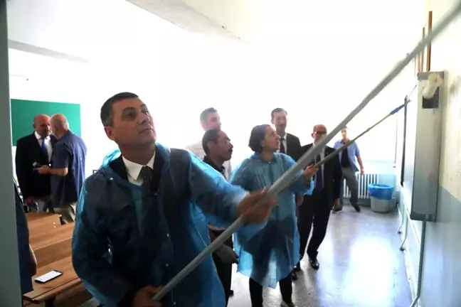 Başkan okul boyadı