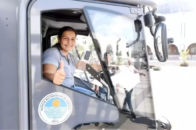 Mersin'deki yol süpürme aracının tek kadın şoförü