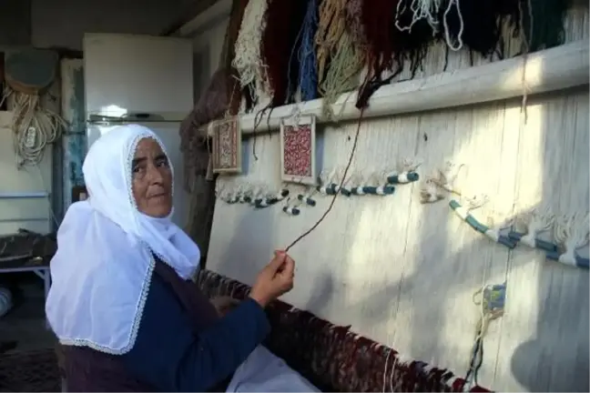 61 yıldır dokuduğu halıları ilmek ilmek işliyor