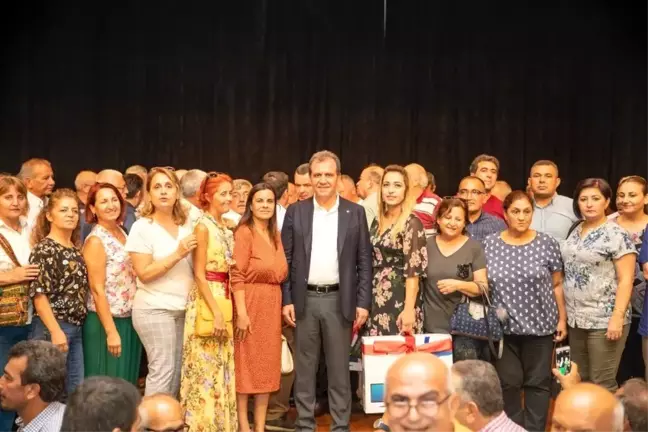 Seçer, muhtarlara bilgisayarlarını teslim etti