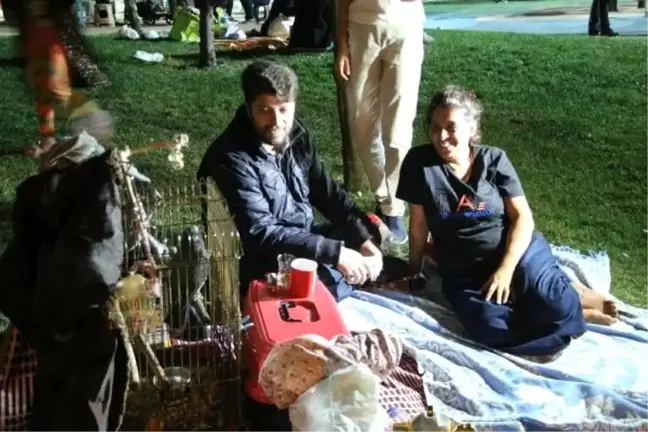 Beyoğlu'nda deprem korkusu yaşayanlar parklarda toplandı
