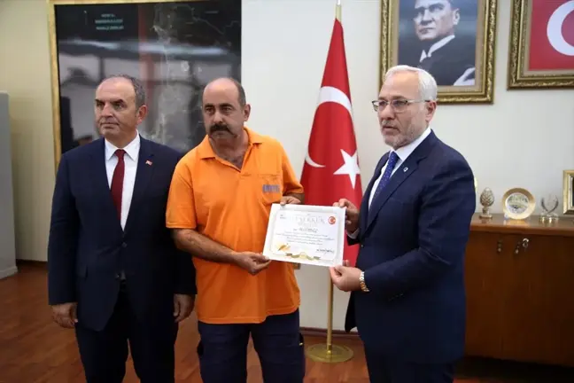 Yolda bulduğu parayı sahibine teslim eden işçi ödüllendirildi