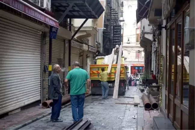 Beyoğlu'nda yıkım kararı verilen binada güçlendirme çalışması