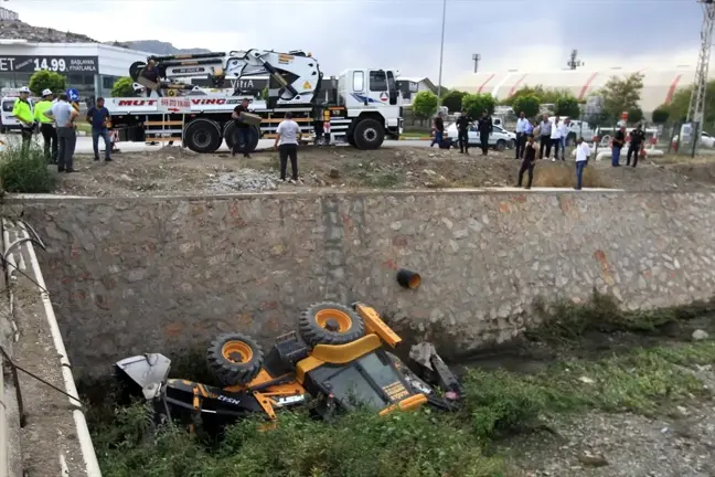 El freni çekilmeyen park halindeki iş makinesi Yeşilırmak'a düştü