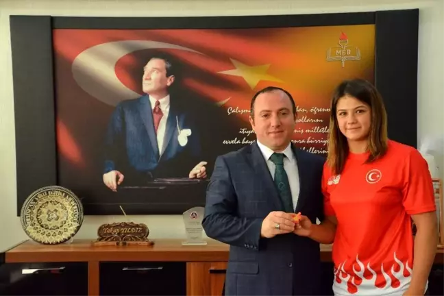 Dünya şampiyonu Habibe'den Milli Eğitim Müdürü Yıldız'a ziyaret