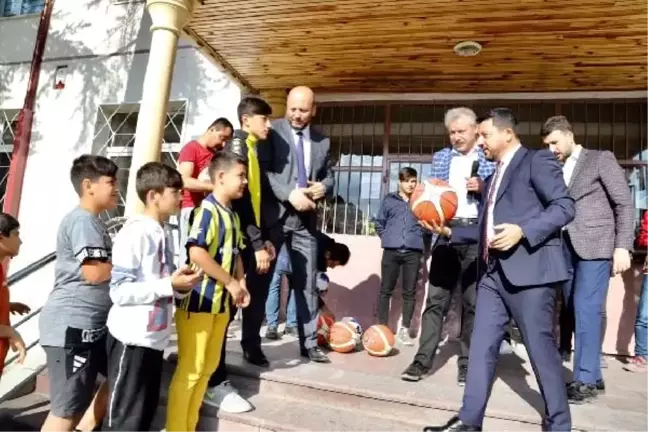 Kazandıkları topu, mezun oldukları okula hediye ettiler