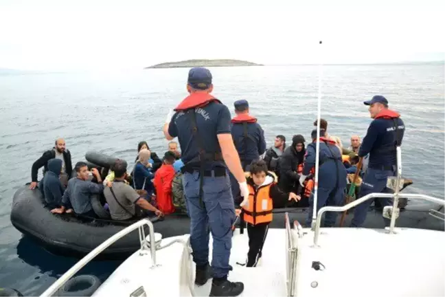 İzmir'de 239 kaçak göçmen ve 4 göçmen kaçakçısı şüphelisi yakalandı