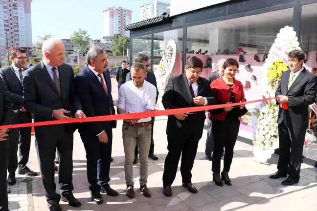 Eski yükümlü ayakkabı atölyesi açtı