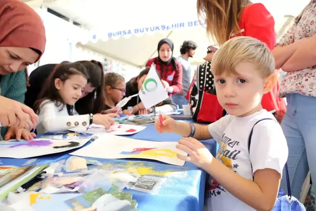 Bursa'da gerçekleştirilen şenlik, yüzlerce çocuğu bir araya getirdi