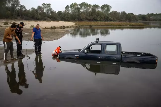 Edirne'de bir araç Meriç Nehri'ne düştü