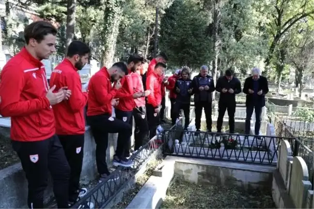Samsunsporlu futbolcular Muzaffer Badalıoğlu'nu unutmadı