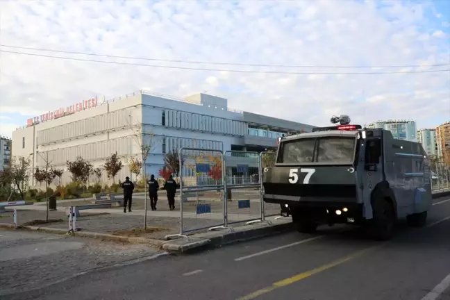 Diyarbakır'da 2 HDP'li belediyeye görevlendirme